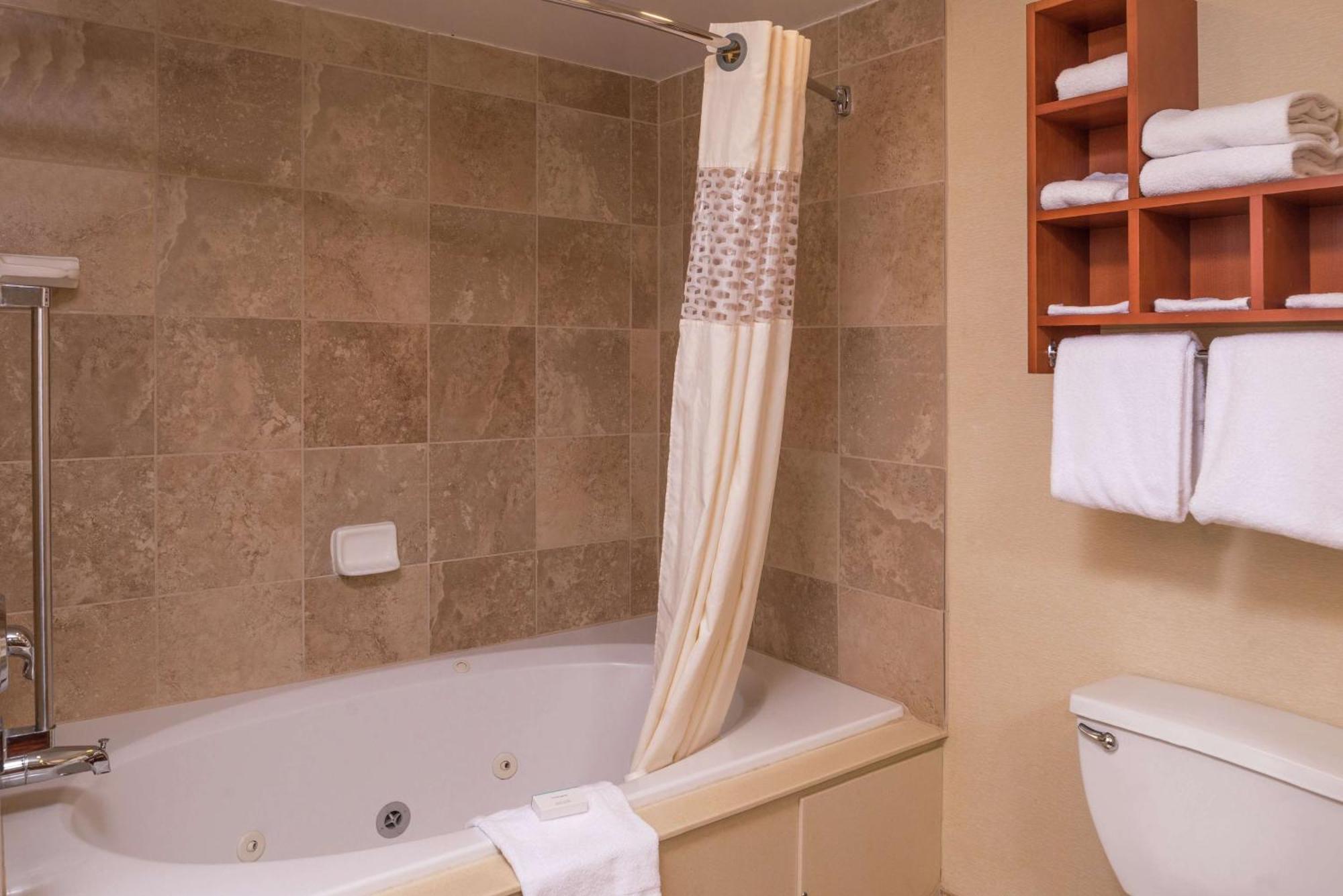Hampton Inn & Suites Charlotte Arrowood Rd Екстериор снимка